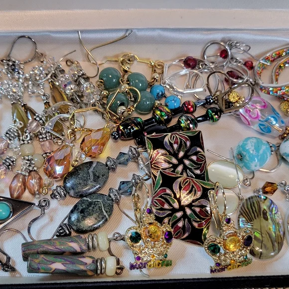 Vintage to Now Earrings Lot in Black Velvet Box 19 Pairs Costume Jewelry Bundle - Picture 13 of 15